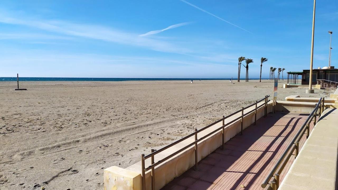 Atractivo apartamento en la playa con parking Roquetas de Mar Exterior foto