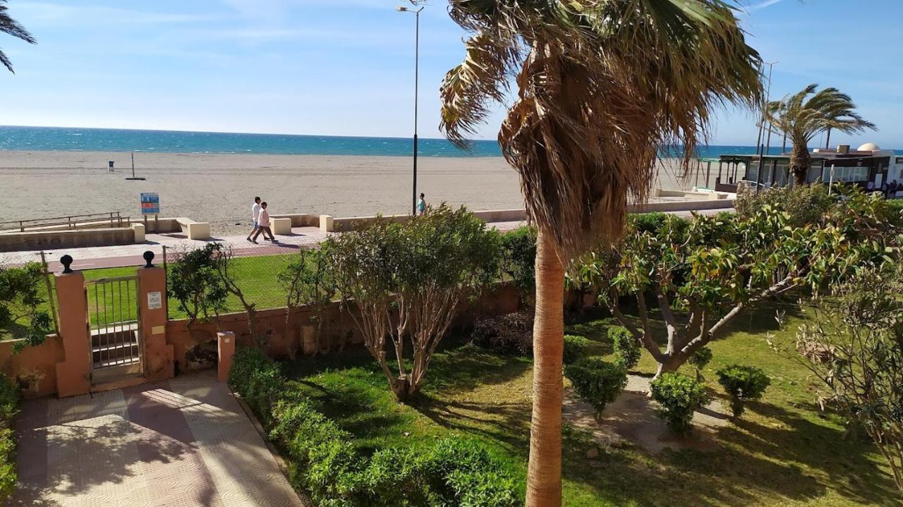 Atractivo apartamento en la playa con parking Roquetas de Mar Exterior foto