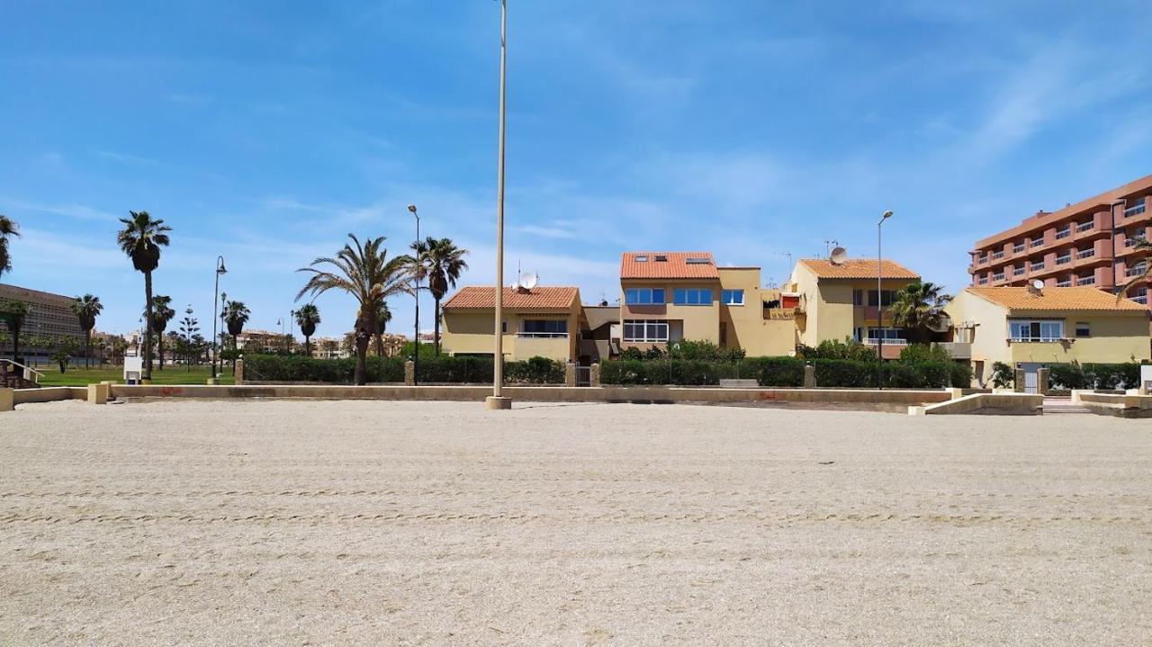 Atractivo apartamento en la playa con parking Roquetas de Mar Exterior foto
